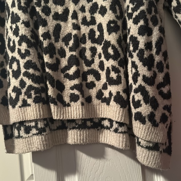 Leopard cheetah sweater black and white medium - Picture 3 of 4